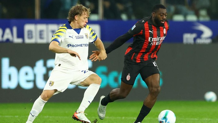 Soccer Football - Serie A - Parma v AC Milan - Stadio Ennio Tardini, Parma, Italy - November 8, 2025 Parmas Oliver Sorensen in action with AC Milans Youssouf Fofana REUTERS/Ciro De Luca