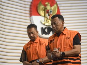 Potret Bupati Ponorogo Kenakan Rompi Oranye Usai Ditetapkan Tersangka Suap