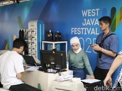 Cas HP Sambil Berdonasi di Booth bank bjb WJF 2025
