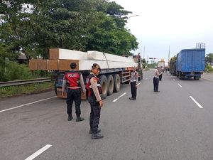 Ganggu Lalin, Truk Parkir Liar-PKL di 5 Pintu Tol Cirebon Ditertibkan