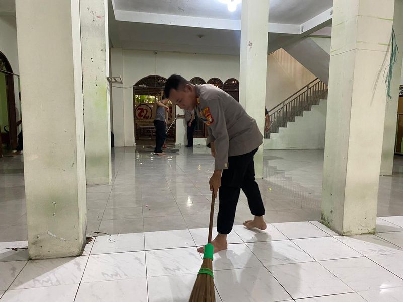 Polres Metro Jakarta Utara bersama Polsek Kelapa Gading melakukan pembersihan di masjid SMA Negeri 72 Kelapa Gading, Jakarta Utara, usai insiden leadakan. Aksi peduli personel kepolisian ini sekaligus memperbaiki masjid sekolah yang terdampak ledakan.