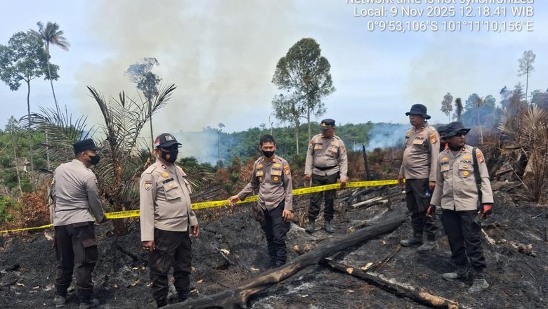 Perjuangan Personel Polres Kampar Padamkan Karhutla, Tempuh Jarak 60 Km