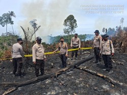 Perjuangan Personel Polres Kampar Padamkan Karhutla, Tempuh Jarak 60 Km