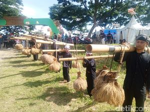 Tradisi Seren Taun Sinar Resmi Meriahkan Parade Penyambutan WJF 2025