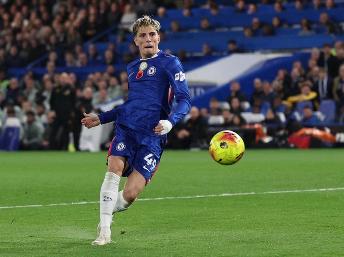 Soccer Football - Premier League - Chelsea v Wolverhampton Wanderers - Stamford Bridge, London, Britain - November 8, 2025 Chelsea's Alejandro Garnacho in action REUTERS/David Klein EDITORIAL USE ONLY. NO USE WITH UNAUTHORIZED AUDIO, VIDEO, DATA, FIXTURE LISTS, CLUB/LEAGUE LOGOS OR 'LIVE' SERVICES. ONLINE IN-MATCH USE LIMITED TO 120 IMAGES, NO VIDEO EMULATION. NO USE IN BETTING, GAMES OR SINGLE CLUB/LEAGUE/PLAYER PUBLICATIONS. PLEASE CONTACT YOUR ACCOUNT REPRESENTATIVE FOR FURTHER DETAILS..