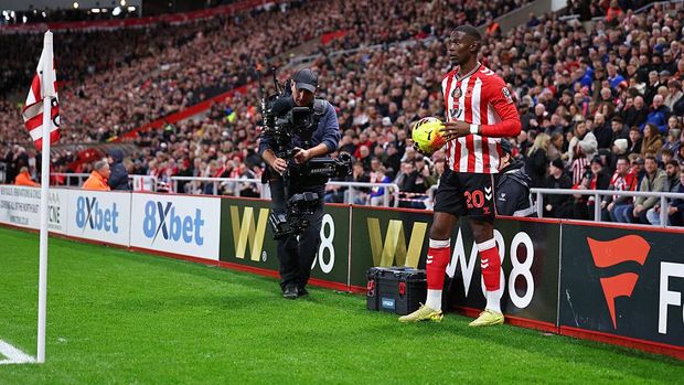 sunderland vs arsenal liga inggris premier league stadium of light SUNDERLAND, ENGLAND - NOVEMBER 8: Nordi Mukiele of Sunderland prepares to take a long throw in during the Premier League match between Sunderland and Arsenal at Stadium of Light on November 8, 2025 in Sunderland, England. (Photo by Robbie Jay Barratt - AMA/Getty Images)