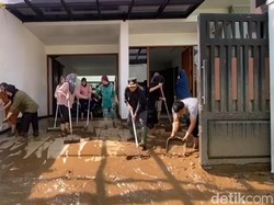 Banjir Bandang di Bumiayu Brebes Surut, Warga Bersihkan Sisa Lumpur