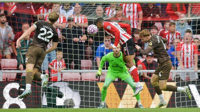 Wilson Isidor of Sunderland AFC heads the winning goal for Sunderland during the Premier League match between Sunderland and Brentford at the Stadium Of Light in Sunderland, England, on August 30, 2025. (Photo by Scott Llewellyn/MI News/NurPhoto via Getty Images)
