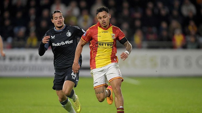 DEVENTER, NETHERLANDS - NOVEMBER 9: (L-R) Anis Hadj Moussa of Feyenoord, Dean James of Go Ahead Eagles during the Dutch Eredivisie match between Go Ahead Eagles and Feyenoord at De Adelaarshorst on November 9, 2025 in Deventer, Netherlands. (Photo by Dennis Bresser/BSR Agency/Getty Images)
