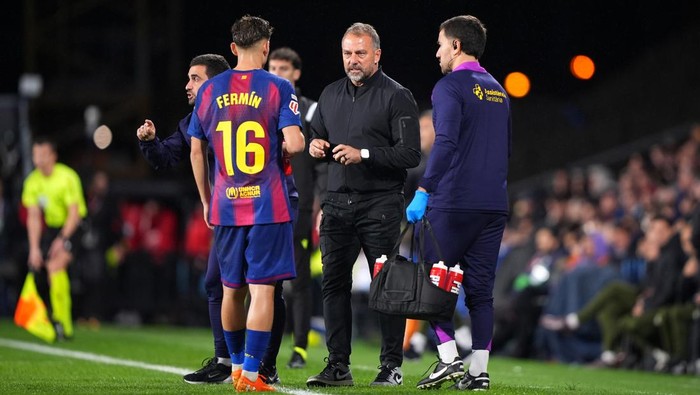 VIGO, SPAIN - NOVEMBER 09: Hansi Flick, Head Coach of FC Barcelona, talks to Fermin Lopez of FC Barcelona during the LaLiga EA Sports match between RC Celta de Vigo and FC Barcelona at Estadio Abanca-Balaidos on November 09, 2025 in Vigo, Spain. (Photo by Jose Manuel Alvarez Rey/Getty Images)