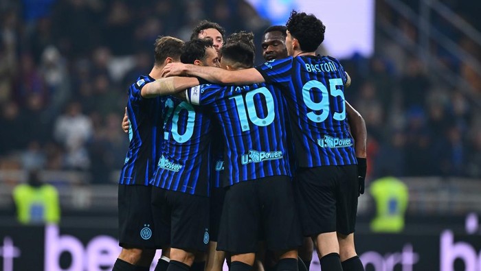 MILAN, ITALY - NOVEMBER 09:  Ange Yoan Bonny of FC Internazionale celebrates with team-mates after scoring the goal during the Serie A match between FC Internazionale and SS Lazio at Giuseppe Meazza Stadium on November 09, 2025 in Milan, Italy. (Photo by Mattia Pistoia - Inter/Inter via Getty Images)