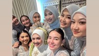 Gaya Amanda Manopo Jadi Bridesmaid, Tampil Sederhana Tanpa Makeup
