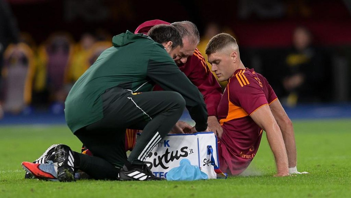 Striker AS Roma Artem Dovbyk cedera dalam pertandingan melawan Udinese (Foto: Getty Images/Silvia Lore)