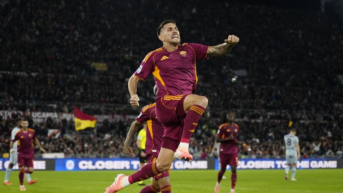 Soccer Football - Serie A - AS Roma v Udinese - Stadio Olimpico, Rome, Italy - November 9, 2025 AS Romas Lorenzo Pellegrini celebrates scoring their first goal REUTERS/Matteo Ciambelli