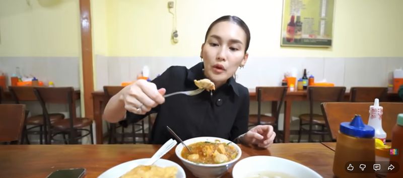 Ayu Ting-Ting Cicip Bakso Legendaris Langganan para Diva, Begini Komentarnya! Ayu Ting-Ting Cicip Bakso Legendaris Langganan para Diva, Begini Komentarnya!
