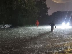 Hujan Lebat, Jalan Nginden Intan Banjir Sebetis Orang Dewasa