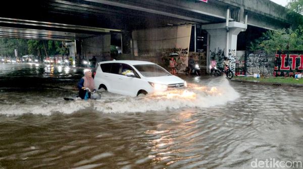 Curah Hujan Tinggi Jalan Cemengkalan Sidoarjo Tergenang Puluhan Motor Mogok