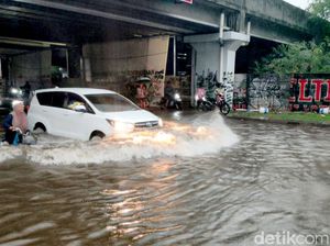 Curah Hujan Tinggi Jalan Cemengkalan Sidoarjo Tergenang Puluhan Motor Mogok