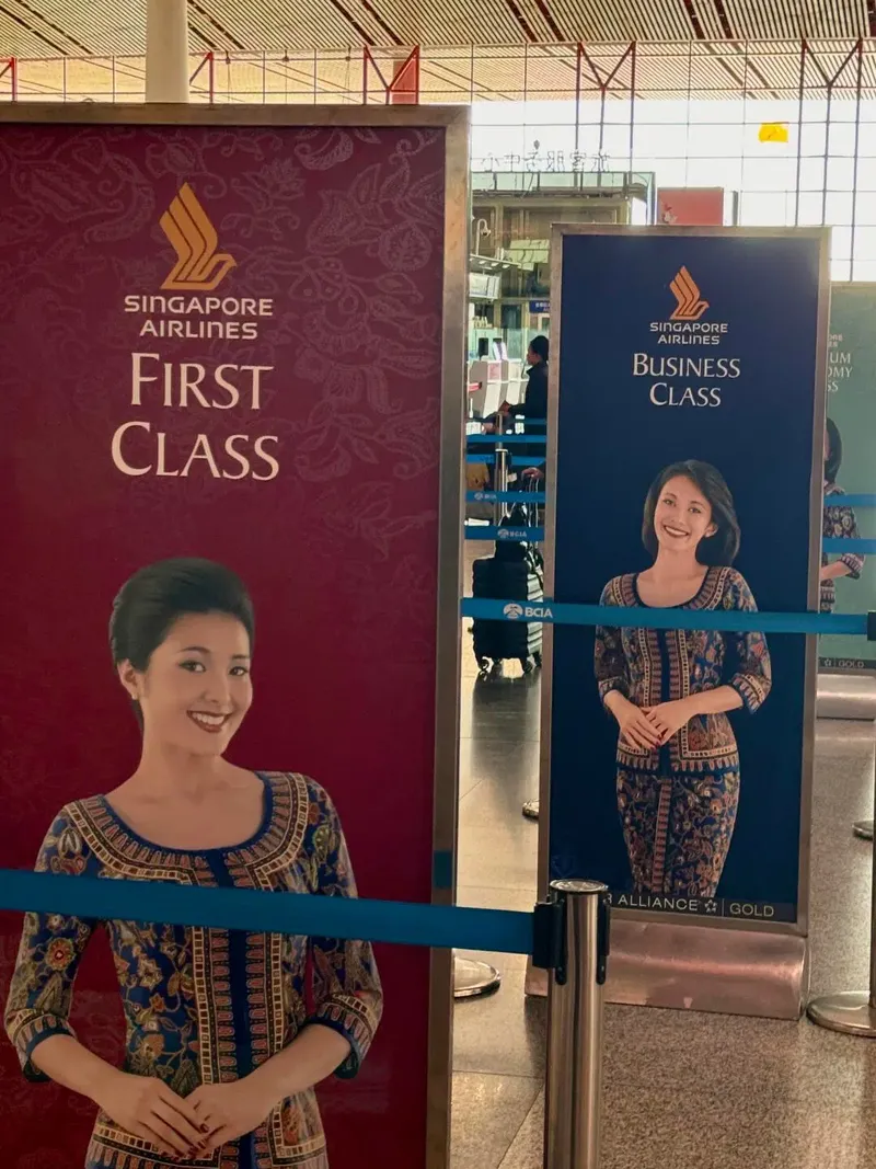 Baru Sehari Jadi Pramugari, Wanita Ini Dipecat Gegara Ambil Air Mineral!