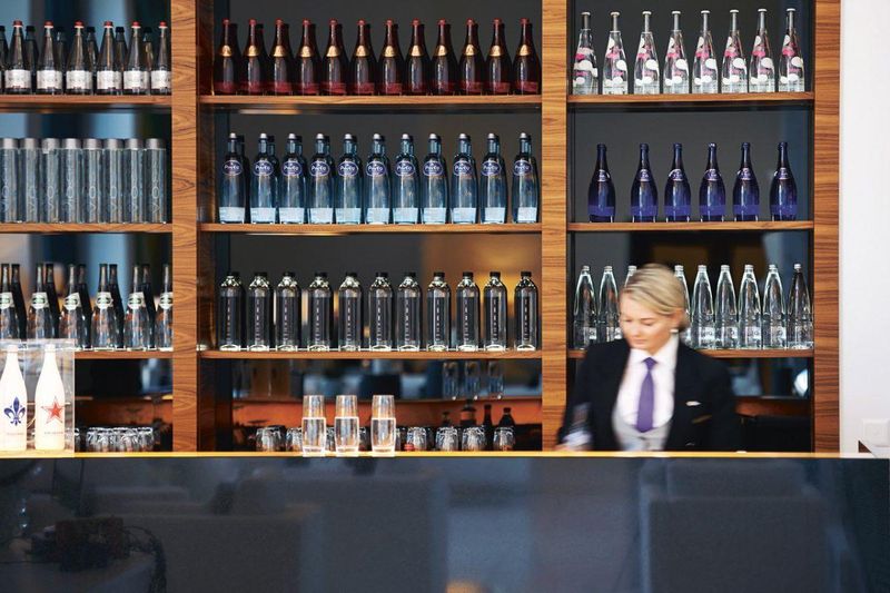 Baru Sehari Jadi Pramugari, Wanita Ini Dipecat Gegara Ambil Air Mineral!