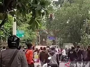 Bentrokan Ormas Vs Debt Collector di Cengkareng hingga Saling Lempar Batu