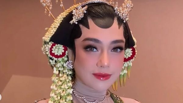 Foto Celine Evangelista Tampil dengan Paes dan Hijab, Cantiknya Nggak Biasa!