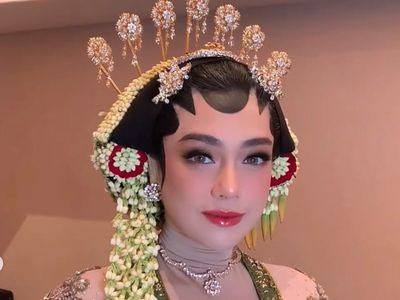 Foto Celine Evangelista Tampil dengan Paes dan Hijab, Cantiknya Nggak Biasa!