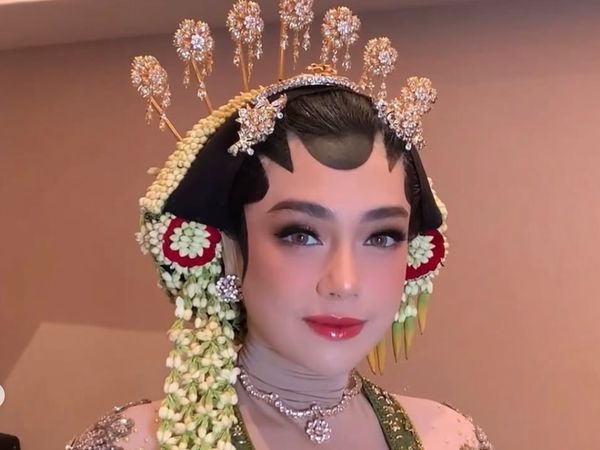 Foto Celine Evangelista Tampil dengan Paes dan Hijab, Cantiknya Nggak Biasa!