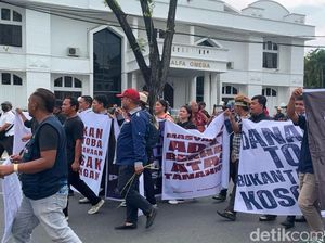 Potret Ribuan Massa Menggelar Aksi Meminta Tutup TPL