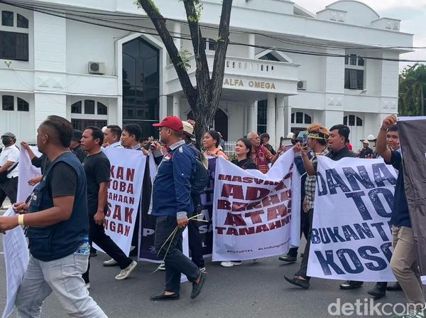 Potret Ribuan Massa Menggelar Aksi Meminta Tutup TPL