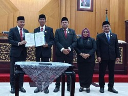 DPRD dan Pemkot Surabaya Sahkan RAPBD 2026 Rp 12,7 T di Hari Pahlawan