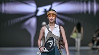 Foto: Gaya Azizah Salsa di Catwalk JFW 2026, Bikin Brand Erspo Minta Maaf