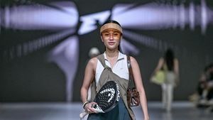 Foto: Gaya Azizah Salsa di Catwalk JFW 2026, Bikin Brand Erspo Minta Maaf