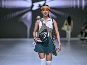 Foto: Gaya Azizah Salsa di Catwalk JFW 2026, Bikin Brand Erspo Minta Maaf