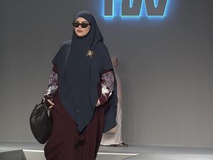 Sivia Azizah Tetap Kece Pakai Abaya di Panggung