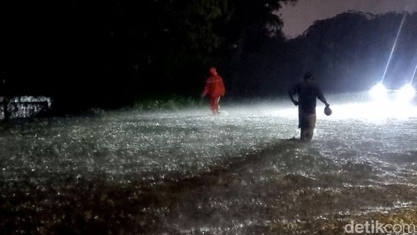 Hujan Deras Menguyur Surabaya Sejumlah Kawasan Tergenang
