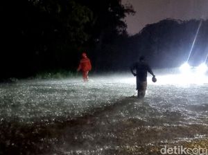 Hujan Deras Menguyur Surabaya Sejumlah Kawasan Tergenang