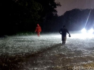 Hujan Deras Menguyur Surabaya Sejumlah Kawasan Tergenang