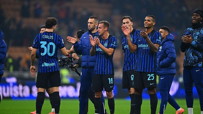 MILAN, ITALY - NOVEMBER 09:  Players of FC Internazionale celebrates the win at the end of the Serie A match between FC Internazionale and SS Lazio at Giuseppe Meazza Stadium on November 09, 2025 in Milan, Italy. (Photo by Mattia Pistoia - Inter/Inter via Getty Images)