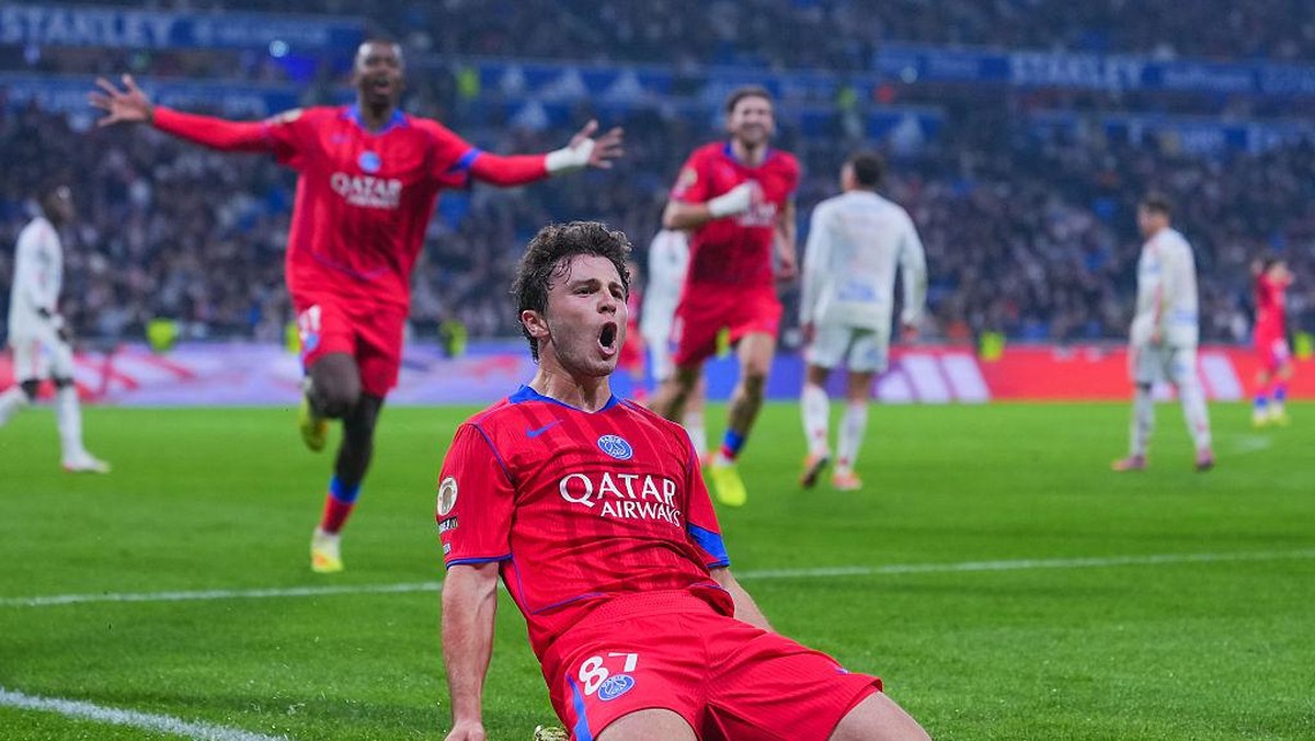 Joao Neves (depan) merayakan golnya ke gawang Lyon di injury time babak kedua. Foto: Getty Images/Franco Arland