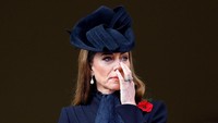 Foto: Haru Kate Middleton Mengenang Pahlawan, Elegan Pakai Anting Putri Diana