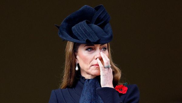 Foto: Haru Kate Middleton Mengenang Pahlawan, Elegan Pakai Anting Putri Diana