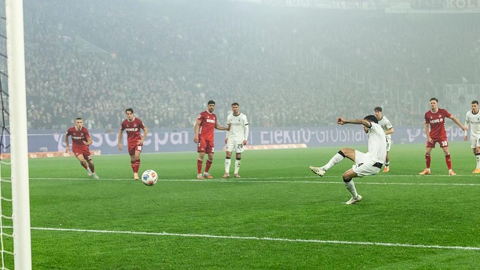 MOENCHENGLADBACH, GERMANY - NOVEMBER 08: Kevin Diks of Borussia Moenchengladbach scores his teams second goal during the Bundesliga match between Borussia Moenchengladbach and 1. FC Köln at Borussia-Park on November 08, 2025 in Moenchengladbach, Germany. (Photo by Christian Verheyen/Borussia Moenchengladbach via Getty Images)