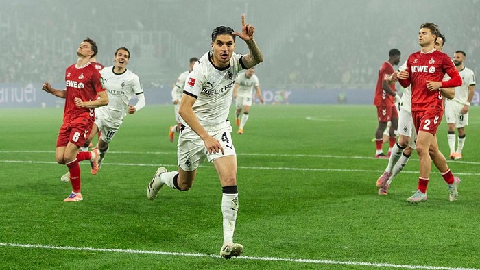 MOENCHENGLADBACH, GERMANY - NOVEMBER 08: Kevin Diks of Borussia Moenchengladbach celebrates his goal during the Bundesliga match between Borussia Moenchengladbach and 1. FC Köln at Borussia-Park on November 08, 2025 in Moenchengladbach, Germany. (Photo by Christian Verheyen/Borussia Moenchengladbach via Getty Images)