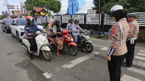 Khidmat, Pengguna Jalan dan Polisi di Meulaboh Hening Cipta untuk Para Pahlawan
