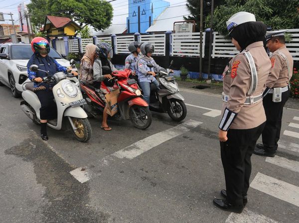 Khidmat, Pengguna Jalan dan Polisi di Meulaboh Hening Cipta untuk Para Pahlawan