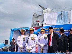 Alasan TNI AL Gelar Upacara Tabur Bunga di Atas KRI Brawijaya 320