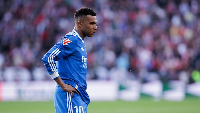 Kylian Mbappe of Real Madrid plays during the LaLiga EA Sports 2025/26 match between Rayo Vallecano and Real Madrid at Vallecas Stadium in Madrid, Spain, on November 9. (Photo by Guille Martinez/f22photo/NurPhoto via Getty Images)