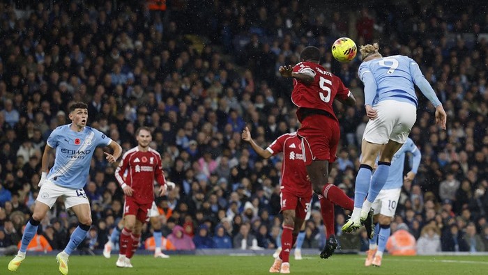 Soccer Football - Premier League - Manchester City v Liverpool - Etihad Stadium, Manchester, Britain - November 9, 2025 Manchester Citys Erling Haaland scores their first goal Action Images via Reuters/Jason Cairnduff EDITORIAL USE ONLY. NO USE WITH UNAUTHORIZED AUDIO, VIDEO, DATA, FIXTURE LISTS, CLUB/LEAGUE LOGOS OR LIVE SERVICES. ONLINE IN-MATCH USE LIMITED TO 120 IMAGES, NO VIDEO EMULATION. NO USE IN BETTING, GAMES OR SINGLE CLUB/LEAGUE/PLAYER PUBLICATIONS. PLEASE CONTACT YOUR ACCOUNT REPRESENTATIVE FOR FURTHER DETAILS..