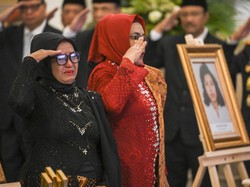 Tangis Haru dan Ucapan Terima Kasih Keluarga Marsinah ke Prabowo